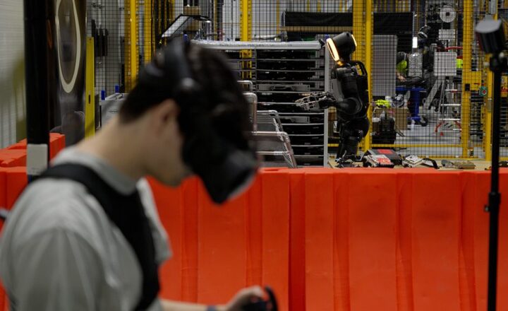 Een trainer bestuurt de humanoïde Atlas-robot in het praktijkcentrum van Boston Dynamics bij Hyundai
