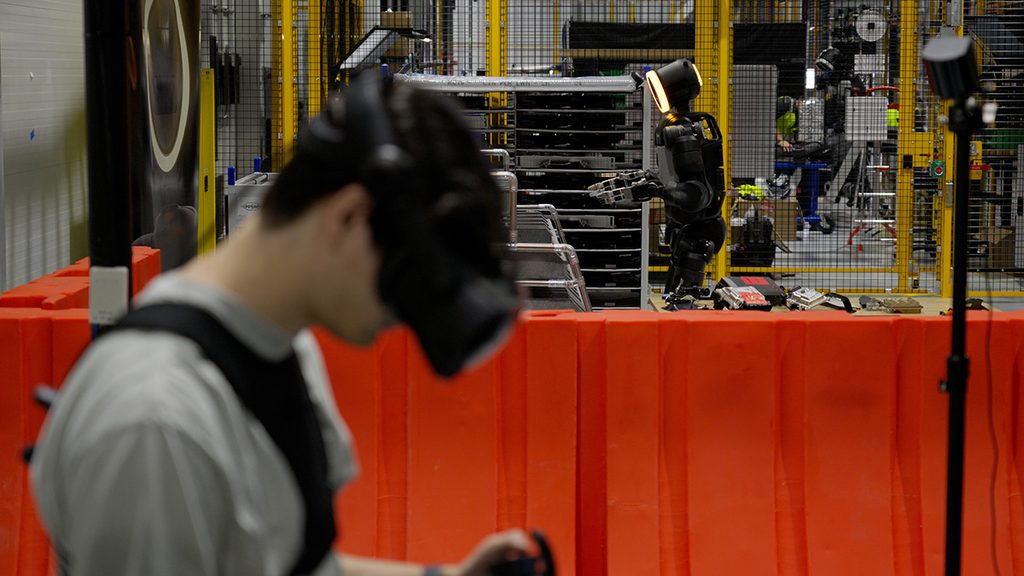 Een trainer bestuurt de humanoïde Atlas-robot in het praktijkcentrum van Boston Dynamics bij Hyundai