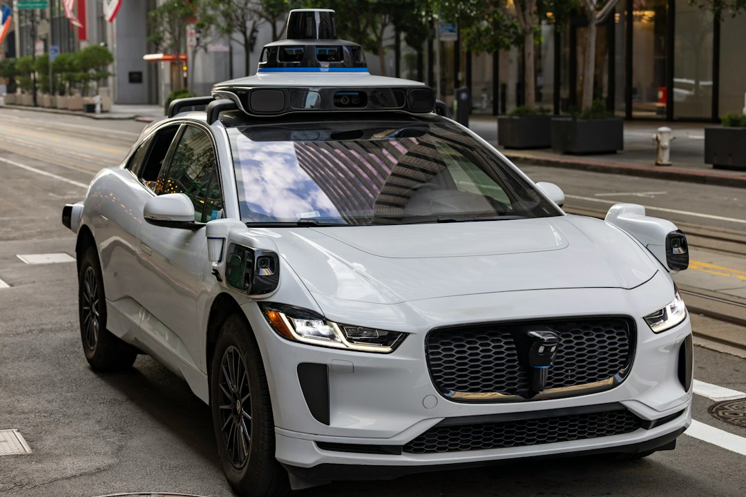 Witte autonome auto rijdt door een stedelijke omgeving