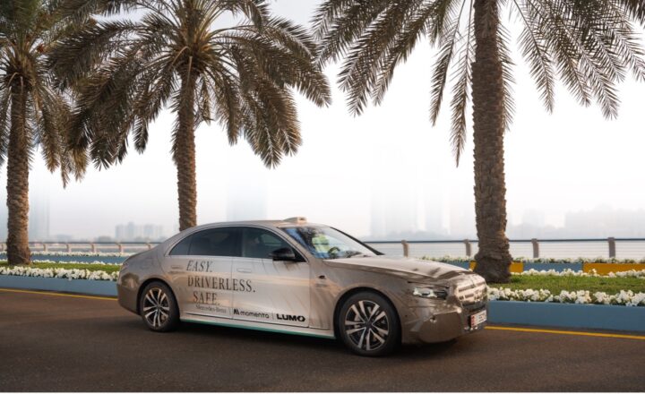 Mercedes-Benz S-Klasse robotaxi van Momenta en Lumo in Abu Dhabi