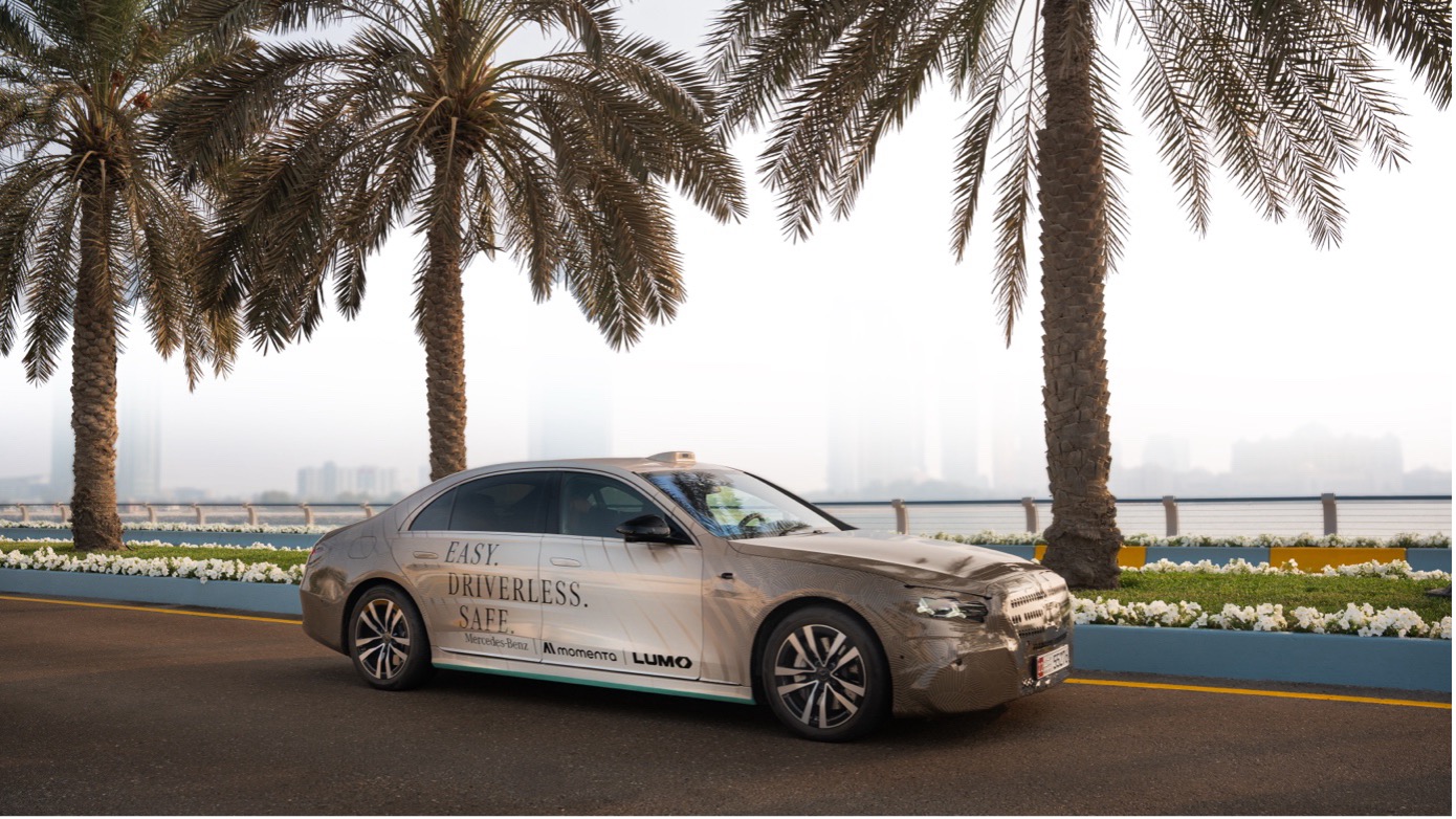 Mercedes-Benz S-Klasse robotaxi van Momenta en Lumo in Abu Dhabi