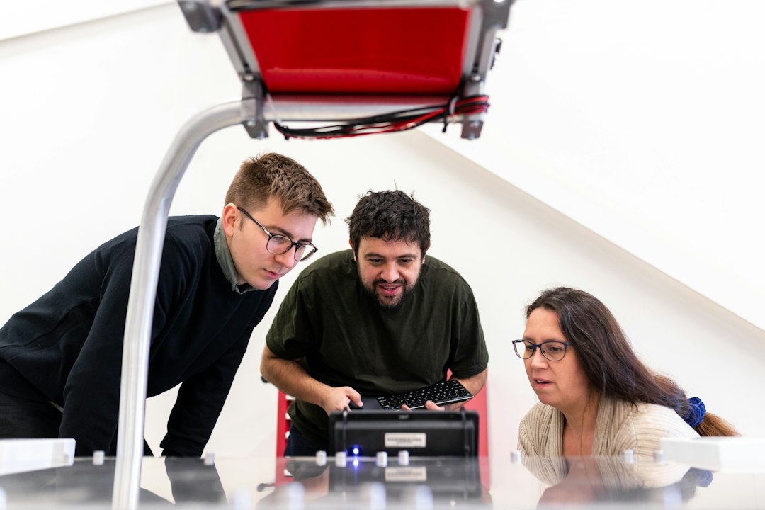 Techniekstudenten werken samen aan robotica en automatisering