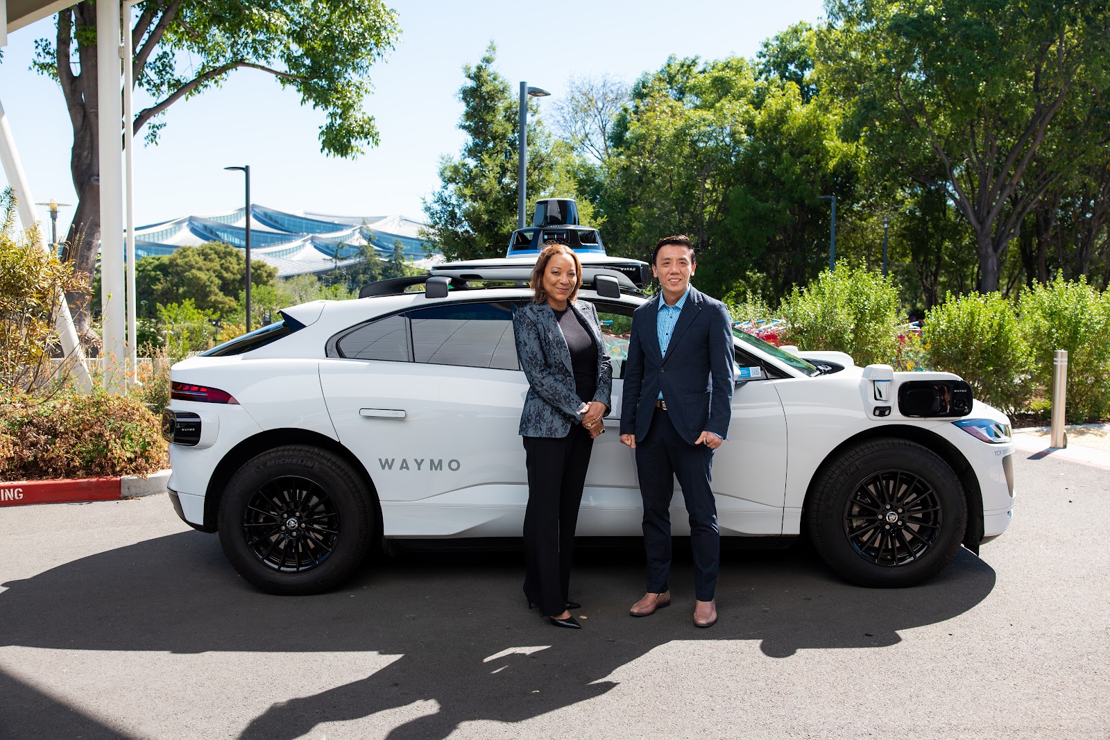 Waymo-bestuurder Tekedra Mawakana met de Singaporese minister van Transport Jeffrey Siow