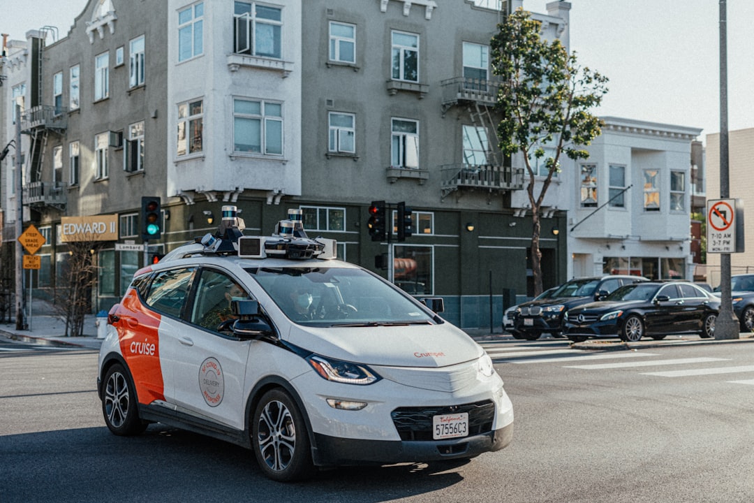 Zelfrijdende testauto met sensoren rijdt door de stad