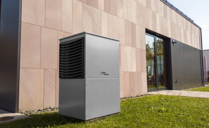 Warmtepomp buitenunit voor een moderne woning, foto alpha innotec via Unsplash